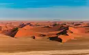 Spektakuläre Wüstenlandschaft von Sossusvlei Rote Sanddünen von Sossusvlei unter klarem Himmel in Namibia.