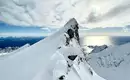 Schneebedeckte Berge auf den Lofoten, Norwegen mit Blick auf das Meer.