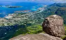 Atemberaubender Ausblick auf die Seychellen Panoramablick über die Inselwelt der Seychellen vom Berggipfel aus.
