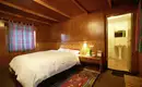 Komfortable Lodge während unseres Everest Trekkings Innenansicht einer gemütlichen Lodge mit Bett im Everest Trekking.