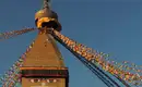 Stupa mit Gebetsfahnen in Nepal Detailansicht einer Stupa mit bunten Gebetsfahnen in Nepal bei klarem Himmel.