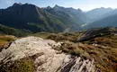 Bergpanorama der Zillertaler Alpen Alpine Landschaft mit beeindruckenden Bergketten und Tälern bei Sonnenschein.
