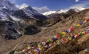 Himalaya-Ausblick mit Gebetsfahnen Blick auf schneebedeckte Berge des Himalaya mit bunten Gebetsfahnen im Vordergrund.