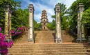 Thien Mu Pagode in Hue, Vietnam Die Thien Mu Pagode mit Treppen und Bäumen in Hue, Vietnam.
