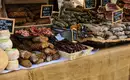Kulinarische Leckerbissen auf Korsika entdecken Vielfältige Auswahl an korsischen Wurst- und Käsespezialitäten auf einem Marktstand.
