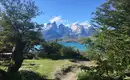 Majestätische Berge in Torres del Paine Beeindruckende Bergkulisse im Nationalpark Torres del Paine, umgeben von türkisfarbenem Wasser und grüner Vegetation.