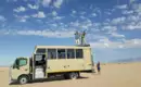 Abenteuerreise durch Namibias Wüste Teilnehmer stehen auf einem Safari-Truck in Namibias Wüste.