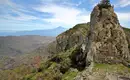 Atemberaubende Aussicht auf La Gomera Steinpfad auf La Gomera mit Meerblick und Gebirge im Hintergrund