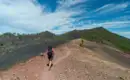 Wir genießen die einsamen, vulkanischen Wanderwege unserer Tagesetappe Person wandert auf einem vulkanischen Pfad auf La Palma.