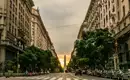 Sonnenuntergang in Buenos Aires Straße mit Blick auf Denkmäler im Abendlicht in Buenos Aires.