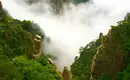 Mystische Landschaft in Chinas Bergregionen Dichte Wolken ziehen durch die schroffen Berge Chinas.