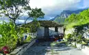 Albanisches Bergdorf im Shushica-Tal Traditionelles Haus im Shushica-Tal mit Bergblick und blauem Himmel in Albanien.