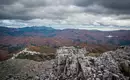 Karstlandschaft in Andalusien Südspanische karstige Landschaft unter bewölktem Himmel