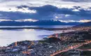 Panorama von Ushuaia bei Sonnenuntergang Ushuaia Panorama bei Sonnenuntergang, Stadtlichter und Gebirgslandschaft