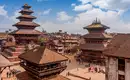 Blick auf antike Tempel in Bhaktapur, Nepal, bei leicht bewölktem Himmel.