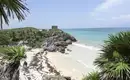 Atemberaubende Maya-Küste in Tulum Blick auf die Küste von Tulum mit Maya-Ruinen und türkisfarbenem Meer.