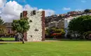 Turm bei San Sebastián auf La Gomera Historischer Steinturm auf grüner Wiese bei San Sebastián, La Gomera.