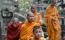 Mönche in Angkor Wat Gruppe buddhistischer Mönche in orangen Roben bei Angkor Wat