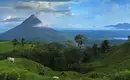 Majestätischer Vulkan in Costa Rica Grüne Landschaft mit Blick auf einen imposanten Vulkan in Costa Rica, umgeben von Wäldern und Wiesen.