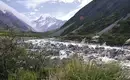 Naturwunder im Mount Cook Nationalpark Fluss im Mount Cook Nationalpark mit Blick auf schneebedeckte Berge.