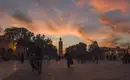 Abenddämmerung in Marrakech Menschen auf einem Platz in Marrakech bei Sonnenuntergang.