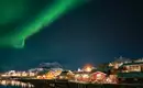 Nordlichter über den Hütten von Svolvær auf den Lofoten, Norwegen.