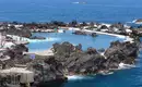 Natürliche Meerwasser-Pools- Lust auf eine kleine Abkühlung? Blick auf die natürlichen Felsbecken am Meer in Madeira.