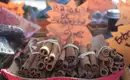 Kreolische Gewürze: Zimtstangen Zimtstangen auf einem Marktstand, La Réunion