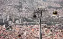 Seilbahn über La Paz Städtelandschaft von La Paz mit Seilbahn im Vordergrund, Bolivien