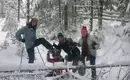 Die Stimmung war super bei unseren Schneeschuhtouren Vier Menschen genießen das Schneeschuhwandern im winterlichen Wald.