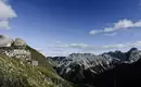 Panoramablick am Stubaier Höhenweg Berghütte in alpiner Landschaft mit Bergen im Hintergrund