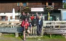 Nach der wohlverdienten Rast auf der Gaiflun Alm Eine Gruppe von Wanderern vor der Gaiflun Berghütte während einer Alpenüberquerung auf dem E5.