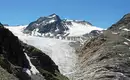 Beeindruckender Gletscherblick in die hohen 3.000er am Alpenhauptkamm Panorama eines majestätischen Gletschers in den Alpen bei klarblauem Himmel.