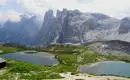 Atemberaubende Dolomitenlandschaft Bergsee in den Dolomiten mit majestätischen Bergen im Hintergrund.