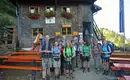 Unsere Wandergruppe vor dem Staufner Haus Eine Gruppe Wanderer posiert vor einer Berghütte in der Nagelfluhkette.