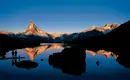 Spiegelung des Matterhorn bei Sonnenuntergang im Stellisee Sonnenuntergang am Stellisee in Zermatt mit Matterhorn.