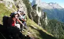 Verdiente Pause bei unserer Alpenüberquerung Wanderer machen Rast mit Blick auf die Alpenlandschaft