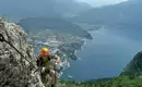 Wunderschöner Ausblick auf den Gardasee während unserer Touren Person im Klettersteig mit Gardaseeblick im Hintergrund