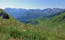 Panorama der Allgäuer Alpen am Heilbronner Weg Blick auf die Allgäuer Alpen mit Wiesen am Heilbronner Höhenweg, sonniges Wetter.