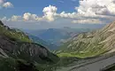 Panorama der Allgäuer Alpen Weite Berglandschaft der Allgäuer Alpen mit blauem Himmel.