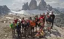 Ein letzter Abschiedsgruß vor der fantastischen Drei Zinnen Kulisse Eine Wandergruppe posiert vor den markanten Gipfeln der Drei Zinnen in den Dolomiten.