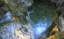 Tosende Wassermassen in der Strohwollner Schlucht Wasserfall in einer felsigen Schlucht in den Salzburger Kalkalpen.