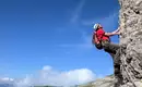 Super Fels - super Wetter - super Klettersteig Ein Kletterer in rotem Shirt besteigt einen felsigen Klettersteig im Ötztal.