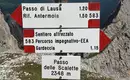 Verlaufen unmöglich... ;-) Wegweiser mit Informationen zu Passo di Lausa und Rif. Antermoia auf einem Klettersteig.