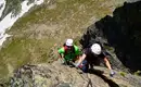 "Abenteuerliche" Klettersteig-Erfahrung im Stubai Zwei Kletterer auf einem felsigen Klettersteig im Stubaital.