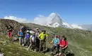 Das Matterhorn - aus jeder Perspektive beeindruckend! Eine Wandergruppe posiert vor der Kulisse des Matterhorns in den Alpen.