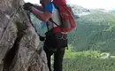 Toller Ausblick während unserer Klettersteig-Tour Person beim Klettersteig in den Dolomiten mit Ausrüstung.