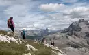 Nach unserem Klettersteig geht's wieder hinunter ins Tal Wandergruppe betrachtet die beeindruckende Bergkulisse der Dolomiten.
