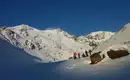 Kurze Pause nach unseren Aufstieg Gruppe von Skifahrern im Schnee der Stubaier Alpen mit Bergkulisse.