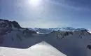 Skitourenpanorama im Stubai Blick über die verschneiten Berggipfel und sonnigen Himmel im Stubaital.